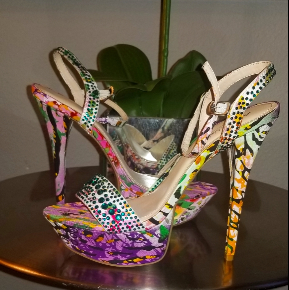 💋💋SEXY SEXY MULTI COLORED HEELS SIZE 8